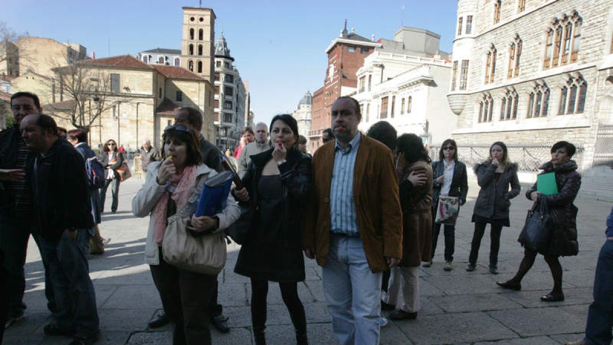 Los trabajadores protestaron por el aumento de horarios aprobado por la Diputación.