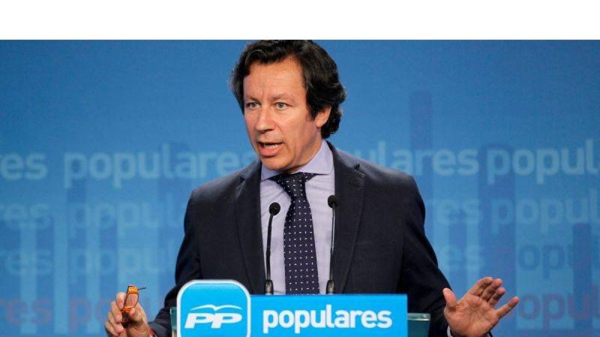 Carlos Floriano, vicesecretario de organizacion del Partido Popular, durante la rueda de prensa ofrecida en la sede del partido.