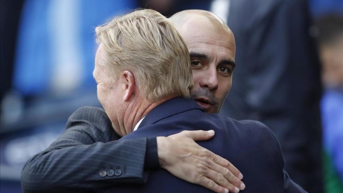 Guardiola y Koeman se saludan antes del partido.