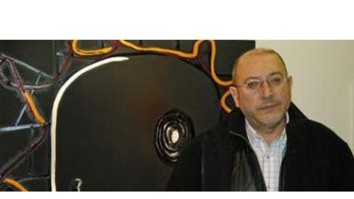 El artista asturiano Pelayo Ortega posa ante una de las obras que expone en León.