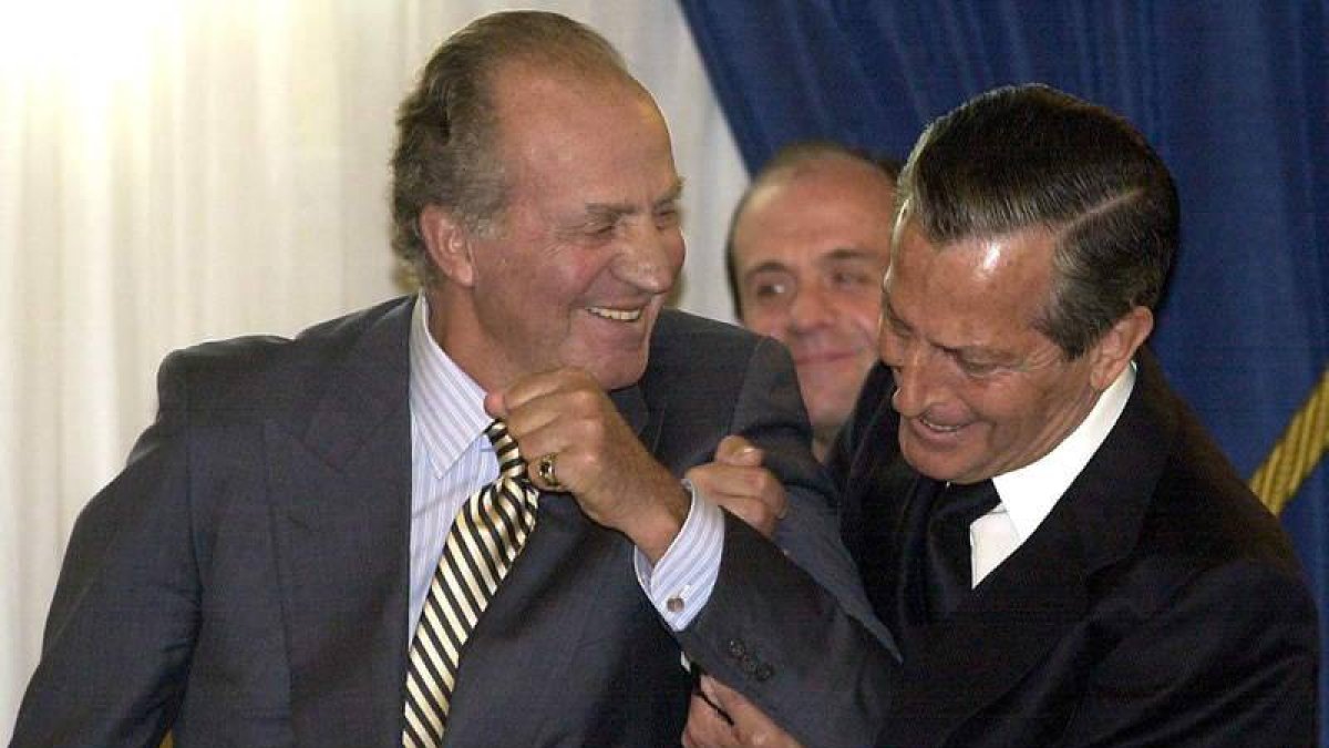 Imagen del rey bromeando con Adolfo Suárez en 2002 durante la entrega de un premio a los valores humanos.