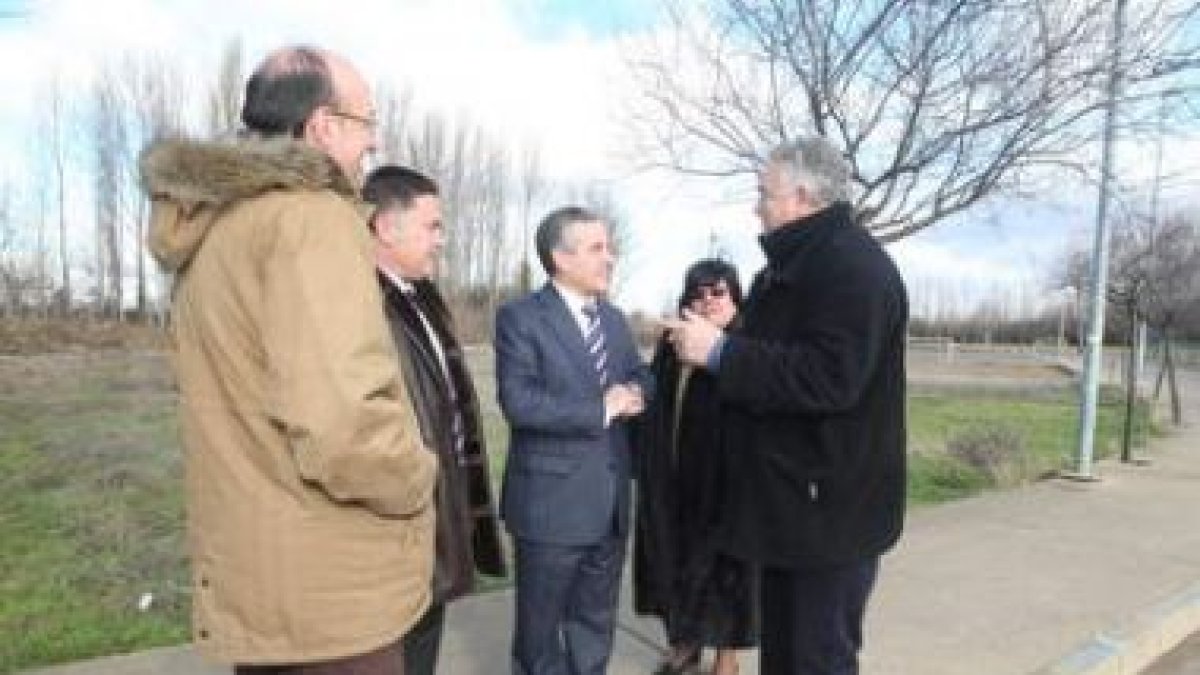 El alcalde de Onzonilla muestra la parcela para el nuevo colegio de Vilecha