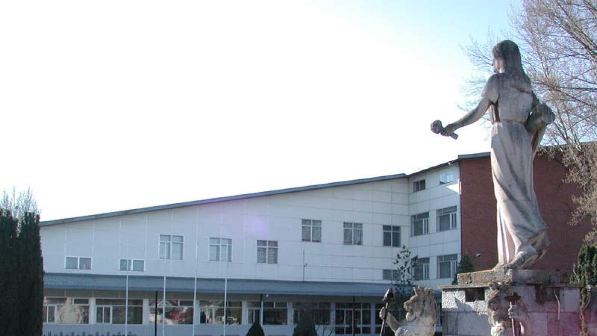 La escuela de Agrícolas está en la avenida de Portugal. DL