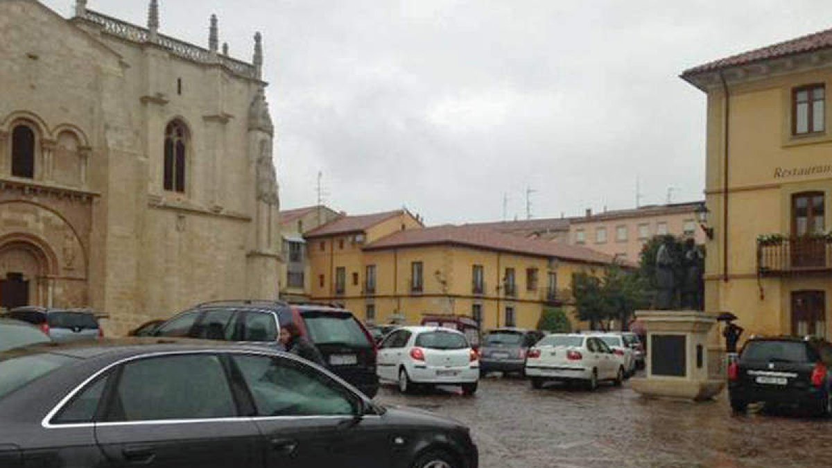La plaza de San Isidoro es el punto en el que más vehículos se acumulan. DL
