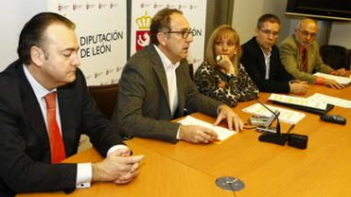 Pedro Sánchez, López Cerrón, Isabel Carrasco, López Benito y Avelino Vázquez, en el acto de presenta