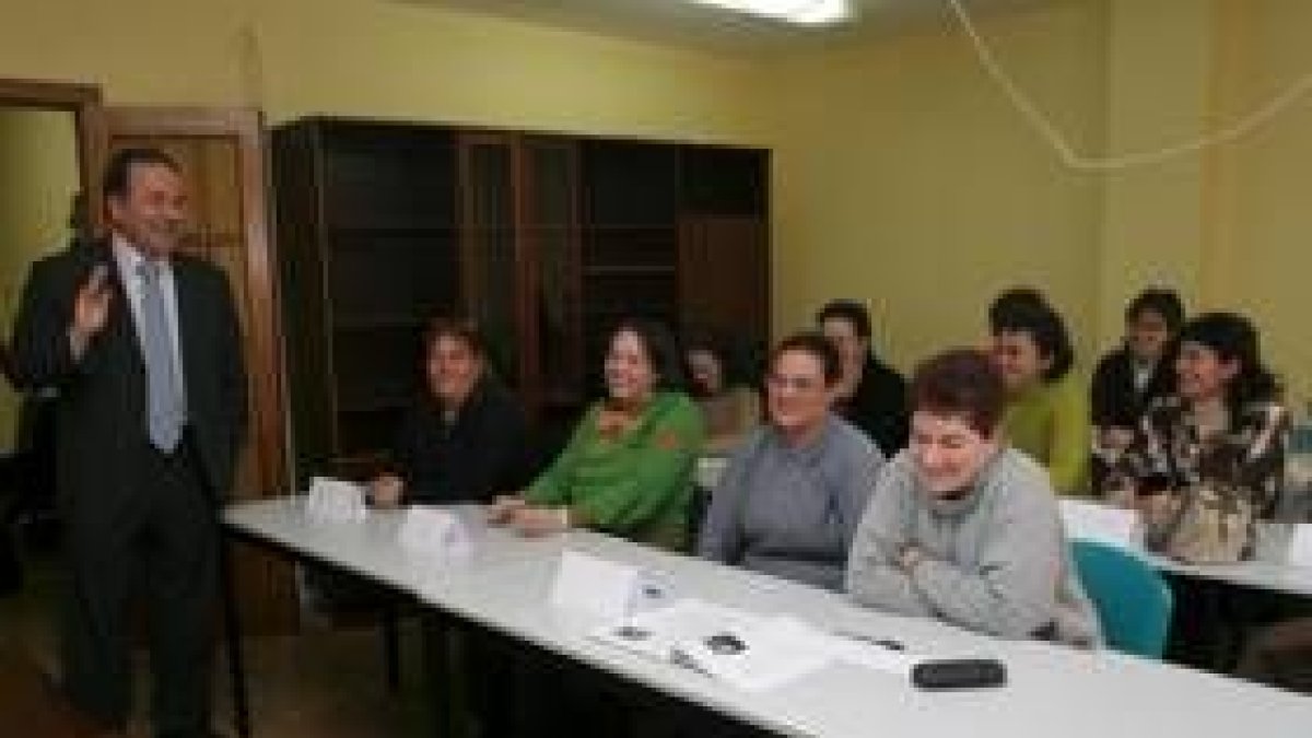 Saavedra saluda a las alumnas del curso de auxiliar de Ayuda a Domicilio a su llegada al centro