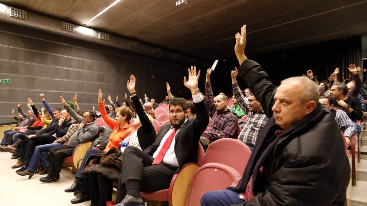 Momento de las votaciones, ayer en el centro León Oeste. MARCIANO