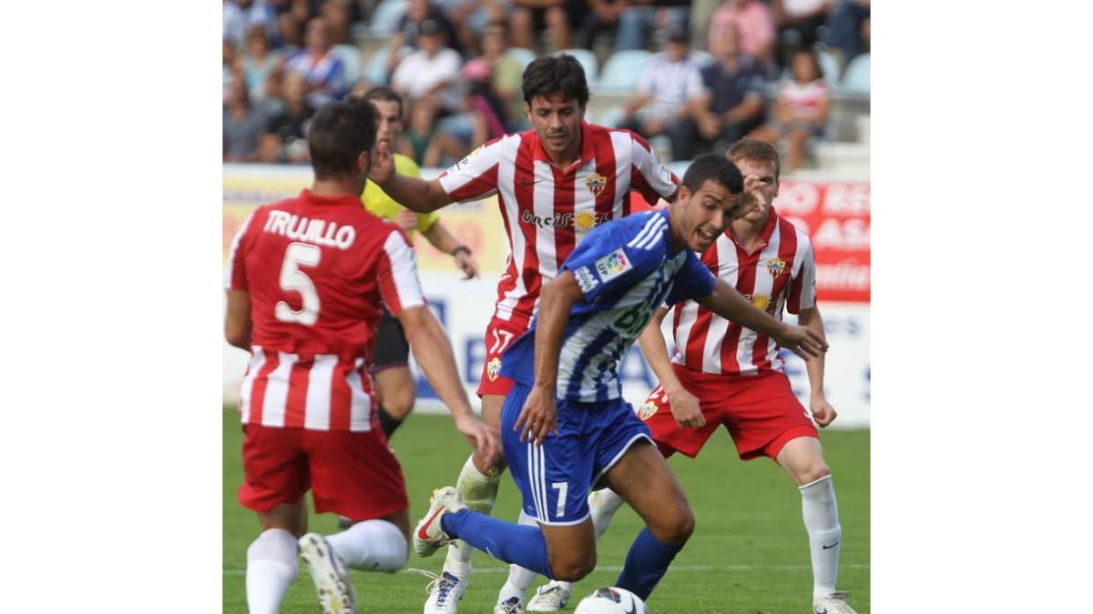 Fofo, marcado por varios jugadores del equipo almeriense, en el choque de la primera vuelta.