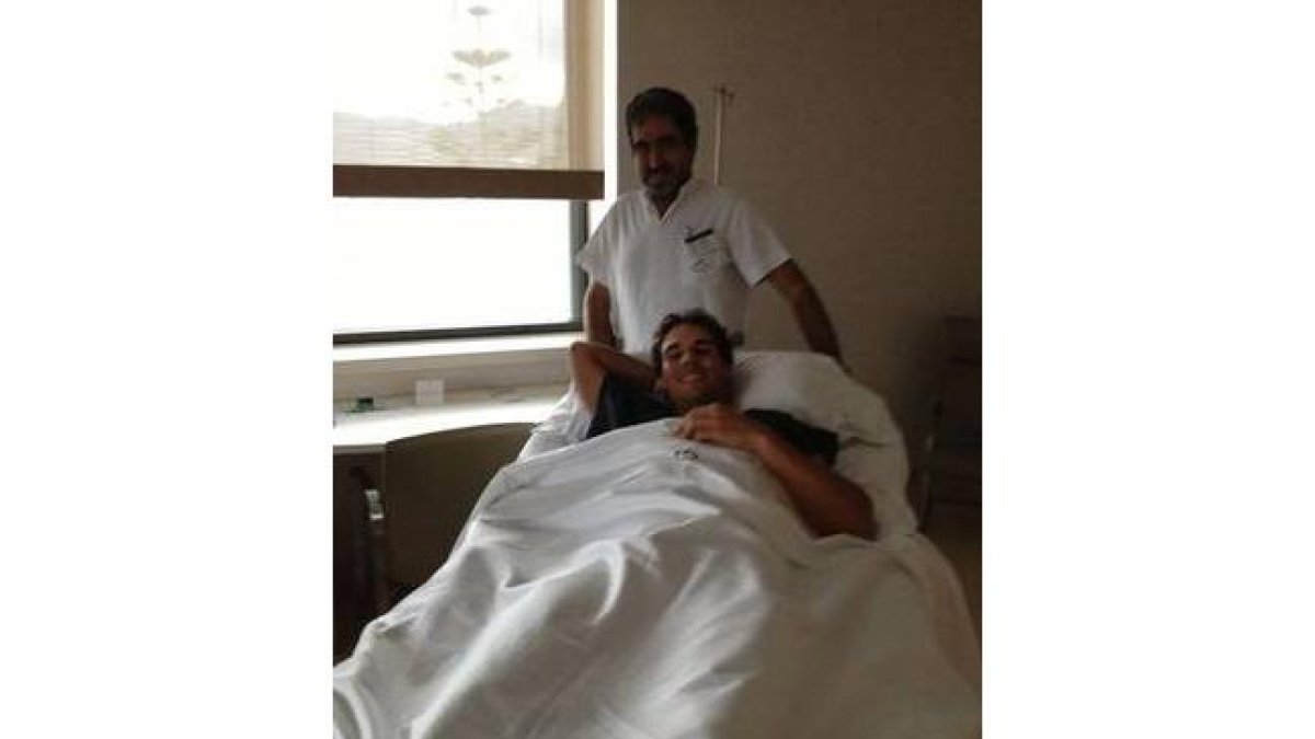 La fotografía que Rafael Nadal ha colgado en las redes sociales, en la que se ve al tenista en una camilla camino del quirófano.