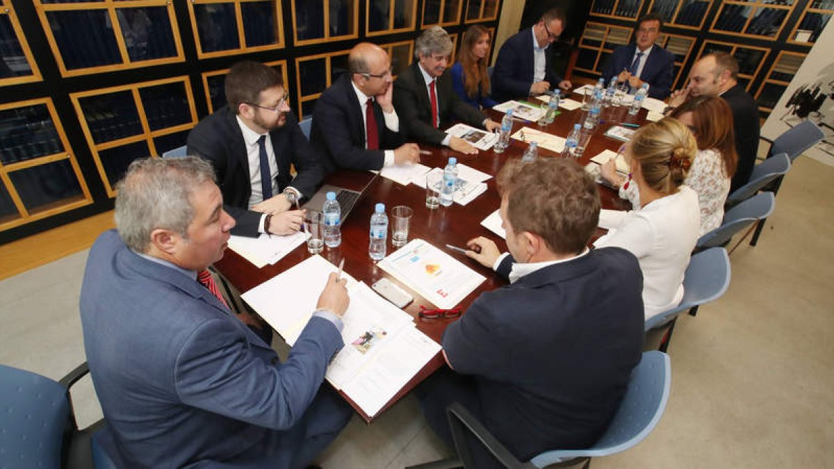 Los miembros del jurado reunidos en la Hemeroteca del Diario de León durante su deliberación.