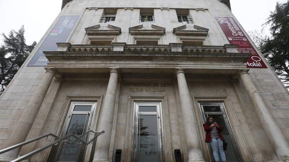 El edificio de la Escuela de Comercio sigue albergando hoy servicios de la Universidad de León.