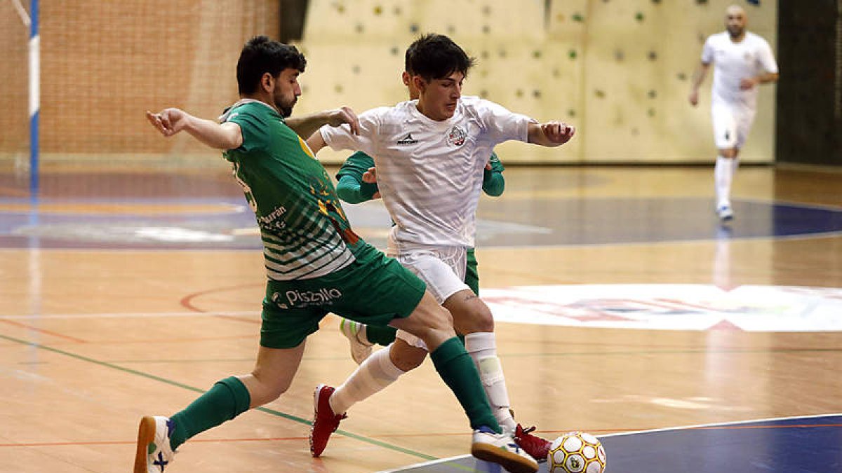 Mario Moyano se lleva el balón ante un rival. MARCIANO PÉREZ