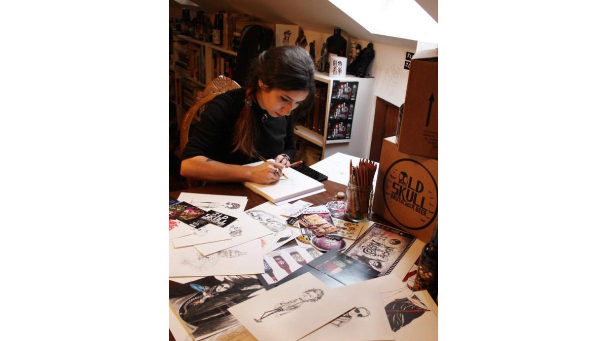 Pamela Coelho durante el proceso creativo. PAMELA COELHO/ ROBERTO PRIETO
