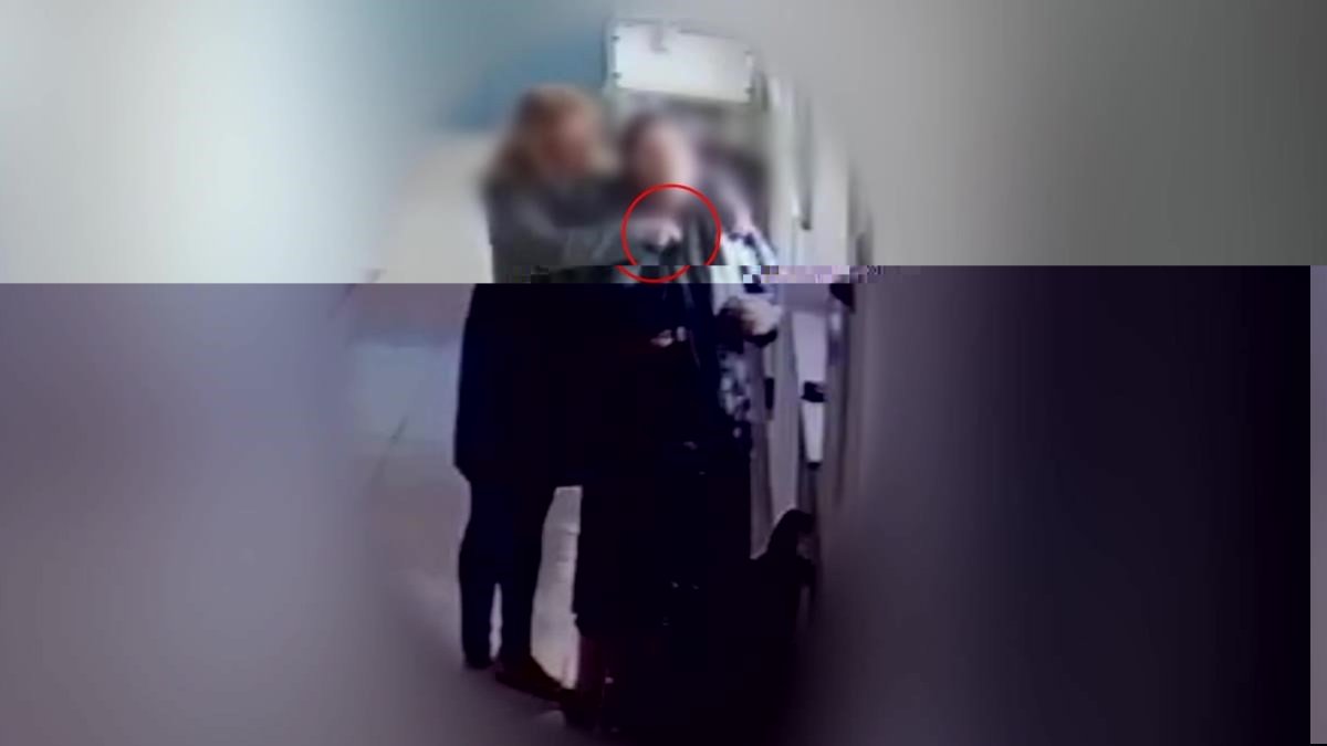Instante en que la ladrona aborda a una de sus víctimas.