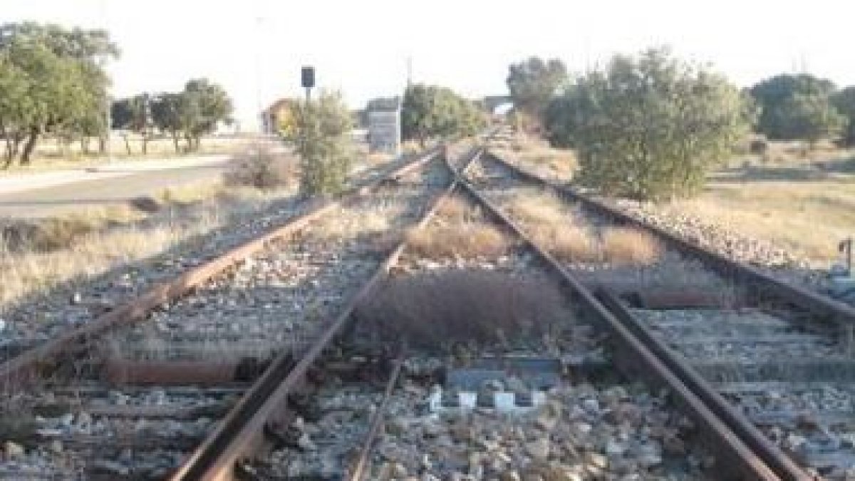 La línea férrea de la Vía de la Plata Astorga-Plasencia a su paso por la localidad de Valderrey