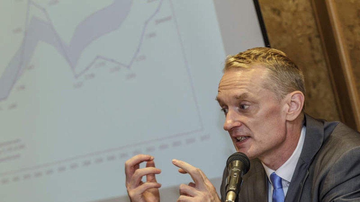 Juergen Foecking, representante de la Comisión Europea, presentó ayer el Plan Juncker. SANTI OTERO/ EFE