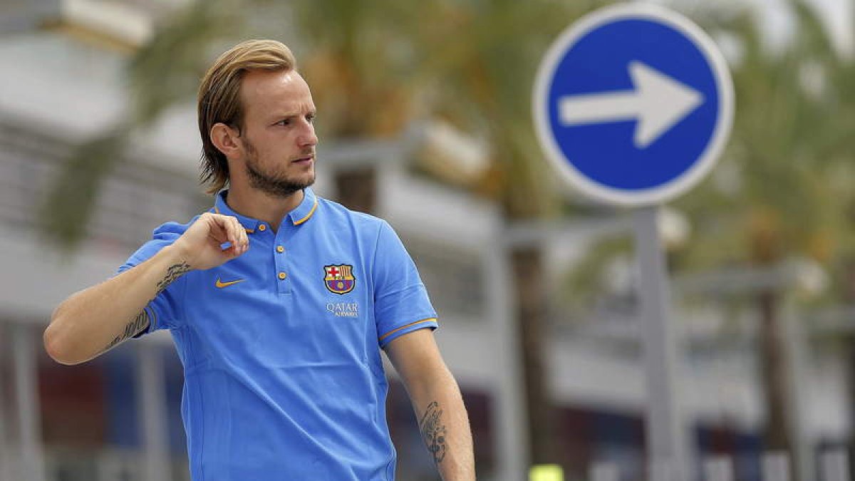 Rakitic, antes de la rueda de prensa que ofreció ayer tras el entrenamiento en la Ciudad Deportiva.