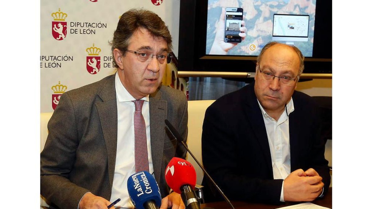 Martínez Majo y Genaro Martínez, ayer en la Diputación. MARCIANO