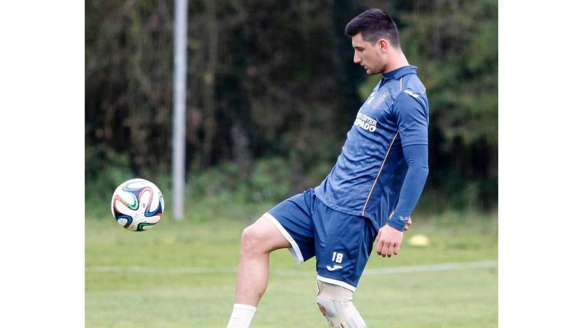 Borja Valle, formado en la cantera de la Deportiva, será rival por primera vez en partido oficial. L. DE LA MATA