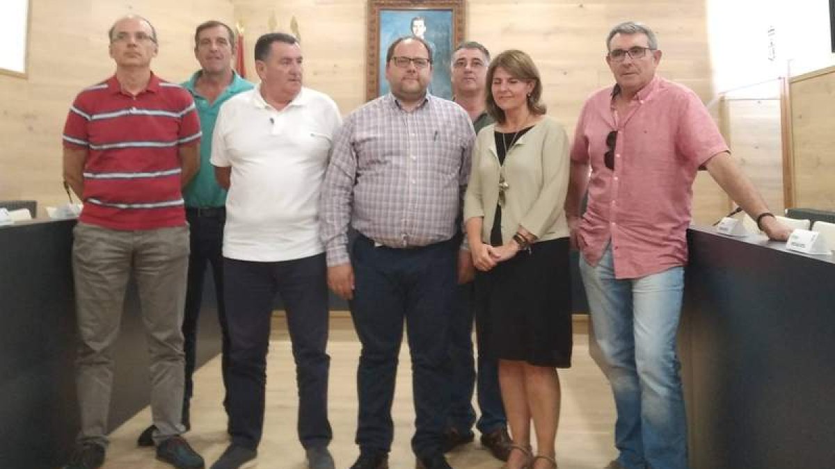 El alcalde de La Bañeza, junto a representantes de AB Azucarera y del comité. DL