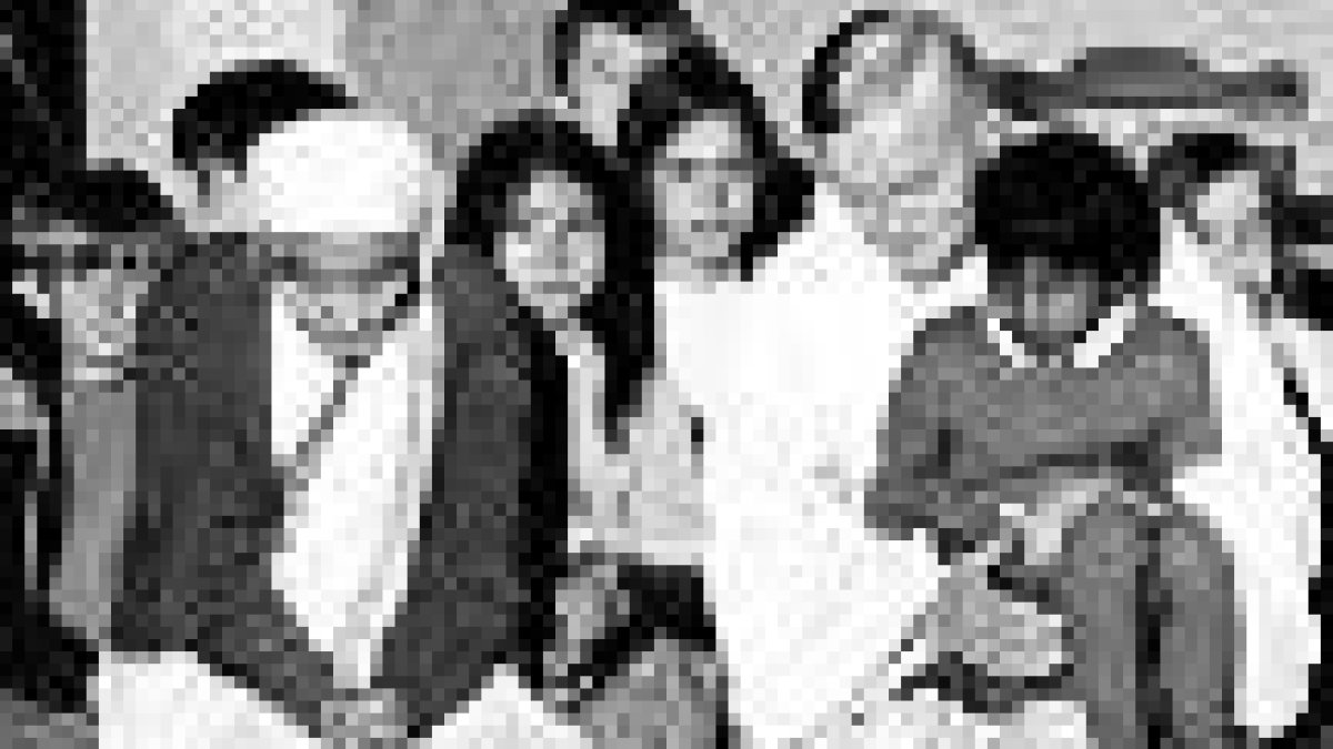Fray Roger, junto a la Madre Teresa y varios niños en 1983