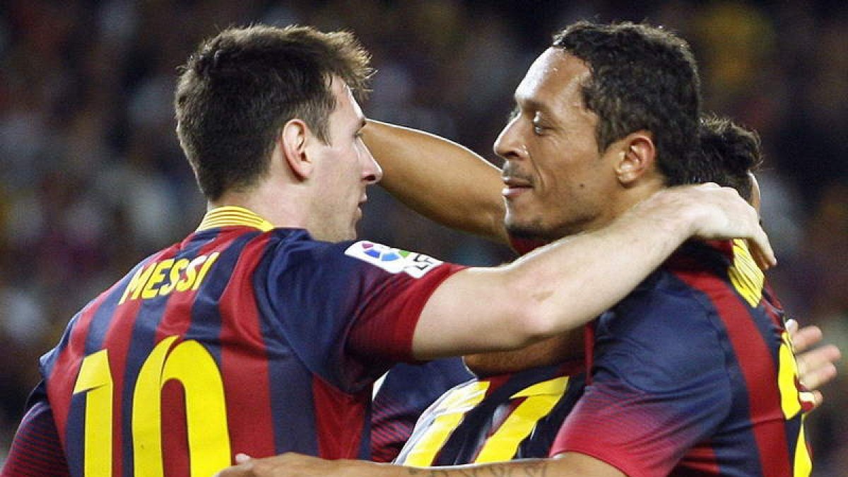 Messi felicita a sus compañeros por el triunfo final.