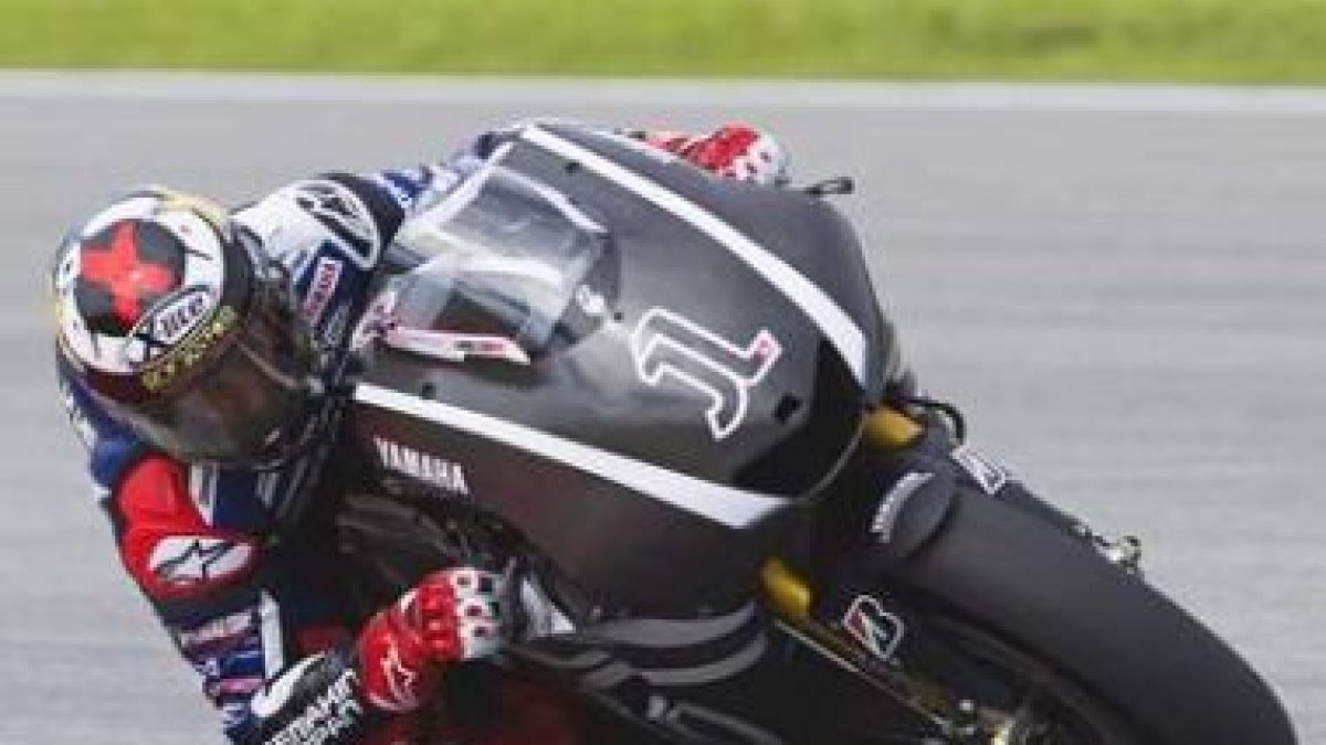 Lorenzo participa con su Yamaha en el entrenamiento de pretemporada en el circuito de Sepang.