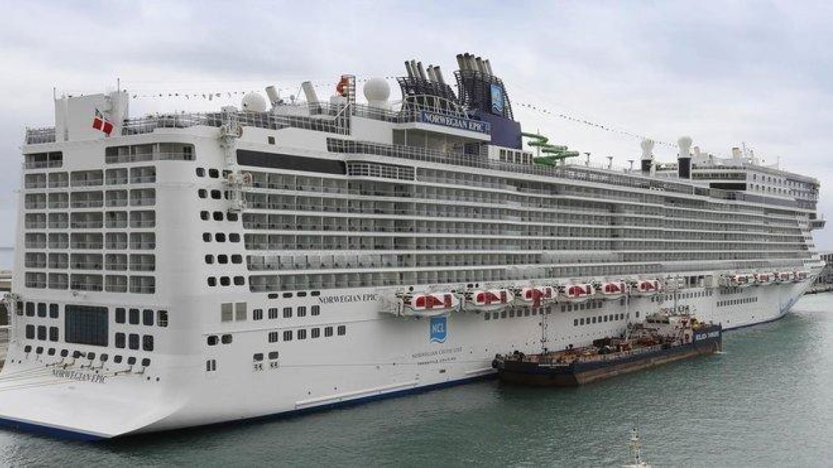 El Norwegian Epic, saliendo del puerto de Barcelona.