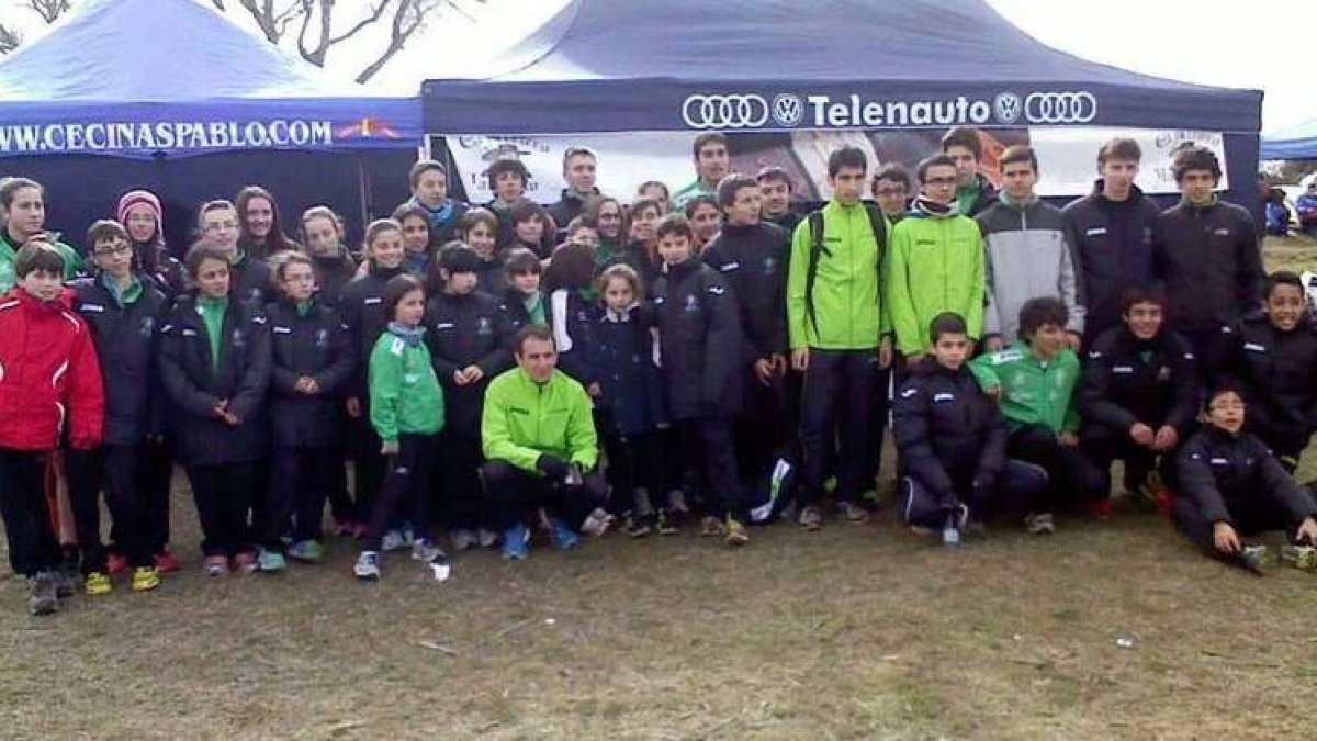 Representación del El Arriero Maragato/Teleno que lograba tres medallas en el Autonómico.