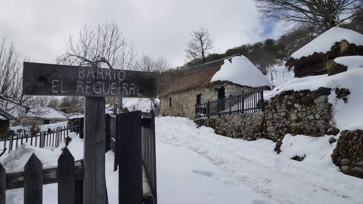 Entrada a uno de los tres barrios de Campo del Agua, el del centro, con la copiosa nevada de estos días. M. F.