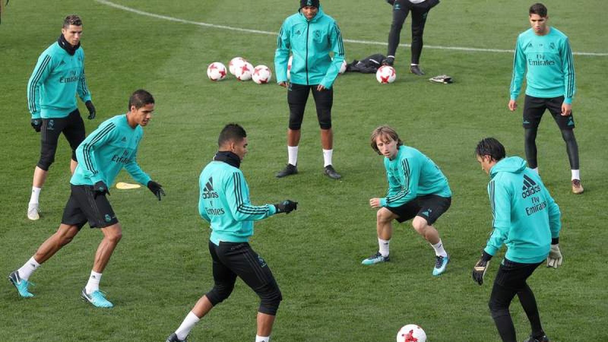 Los futbolistas del Madrid durante el rondo que hicieron en el entrenamiento de ayer. CHEMA MOYA