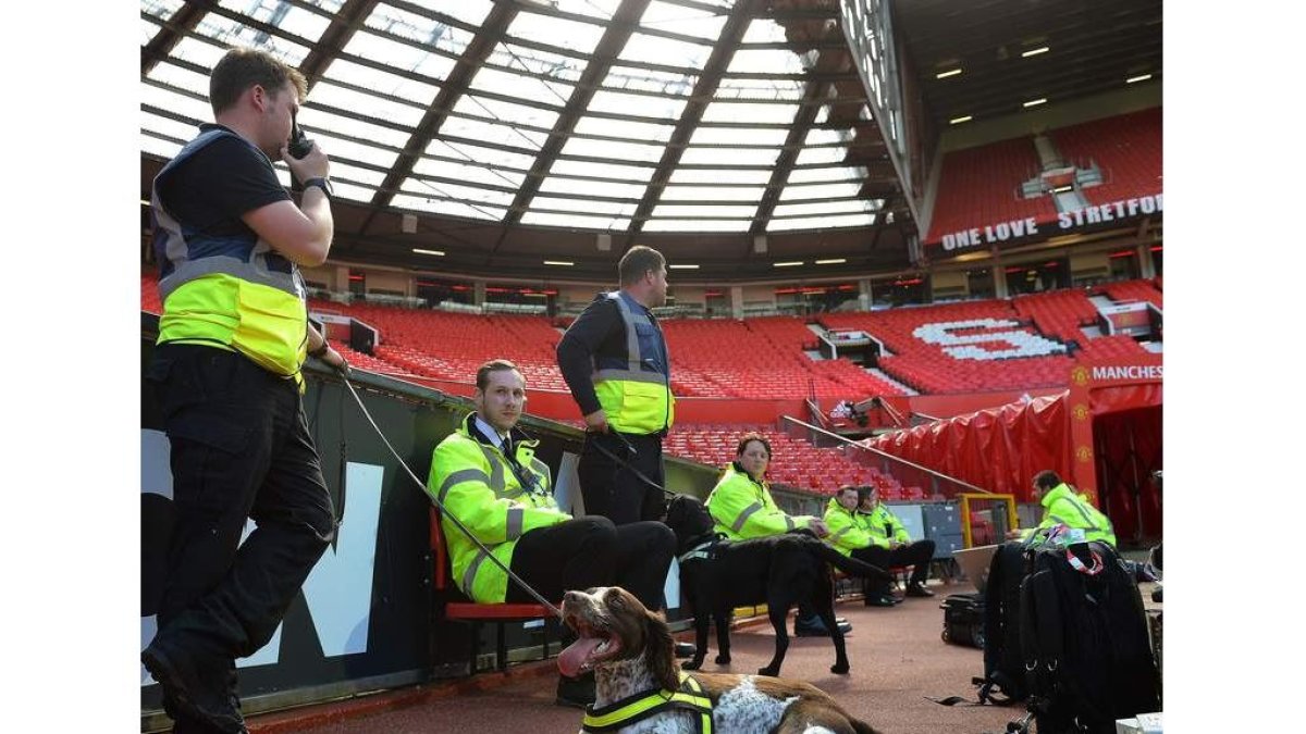La policía tuvo que desalojar el estadio. PETER POWELL