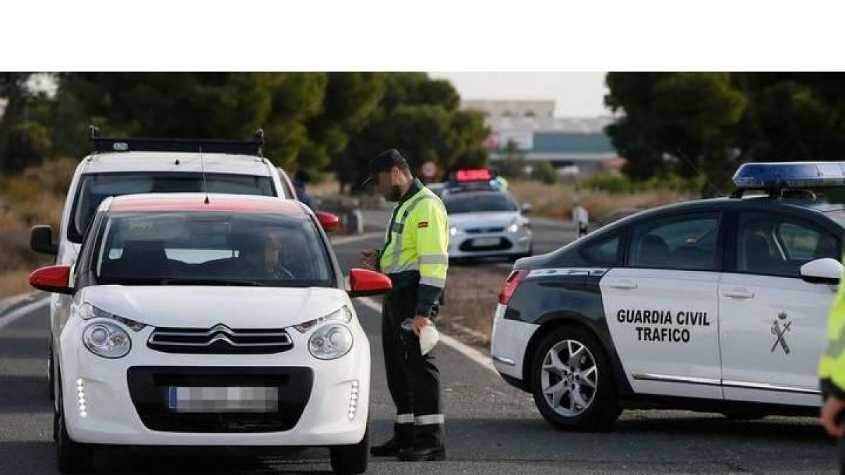 El conductor fue interceptado en un control por la Guardia Civil