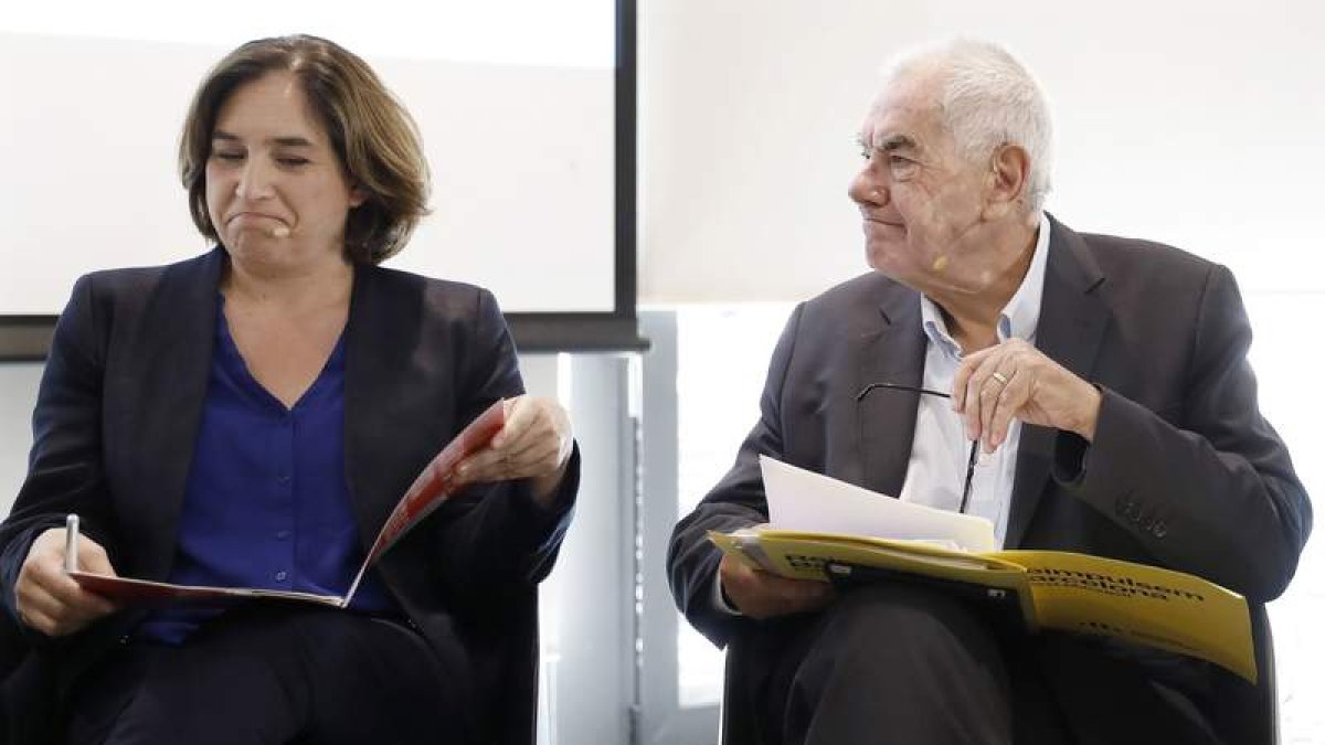 Ada Colau y Maragall durante uno de los debates electorales. ANDREU DALMAU