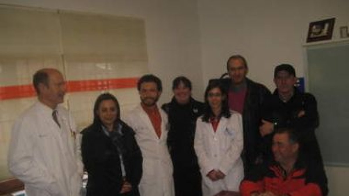 La concejala y la alcaldesa junto al personal médico y los trabajadores del centro de salud.