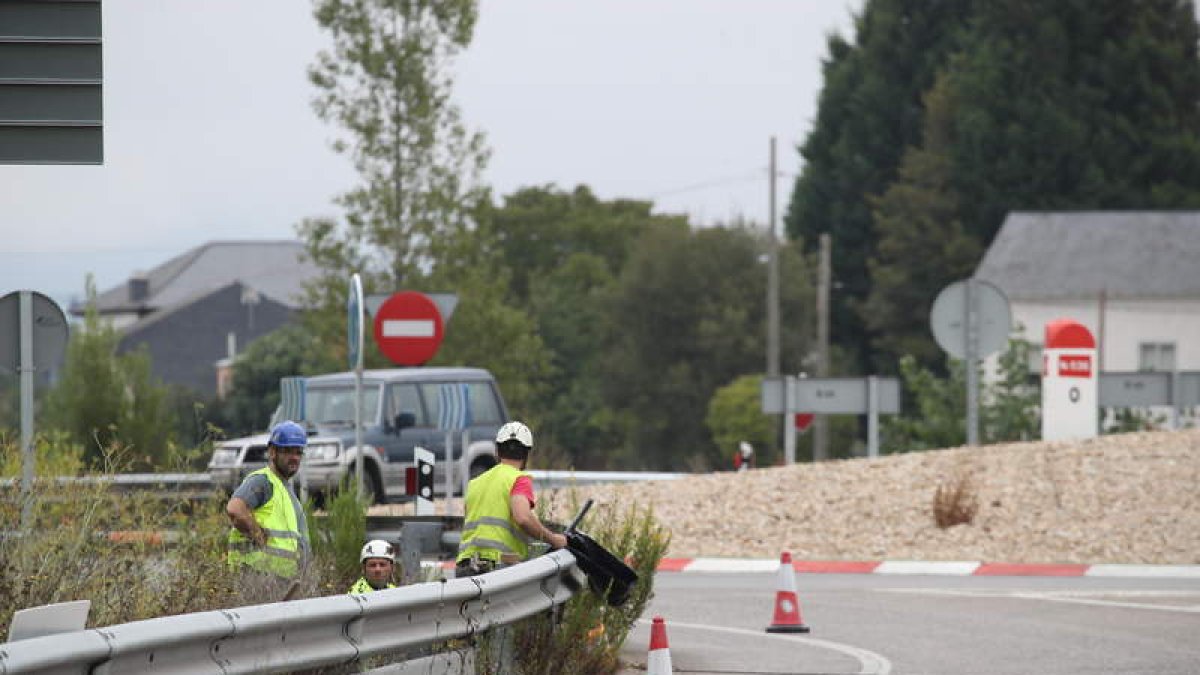 Primeros trabajos para la ampliación del vial, ayer. ANA F. BARREDO