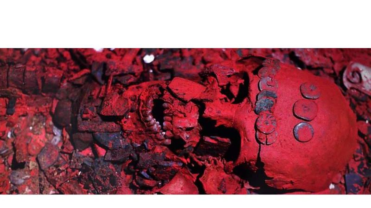 Imagen de la momia recubierta de cinabrio y descubierta en el Templo XIII de Palenque en 1994.