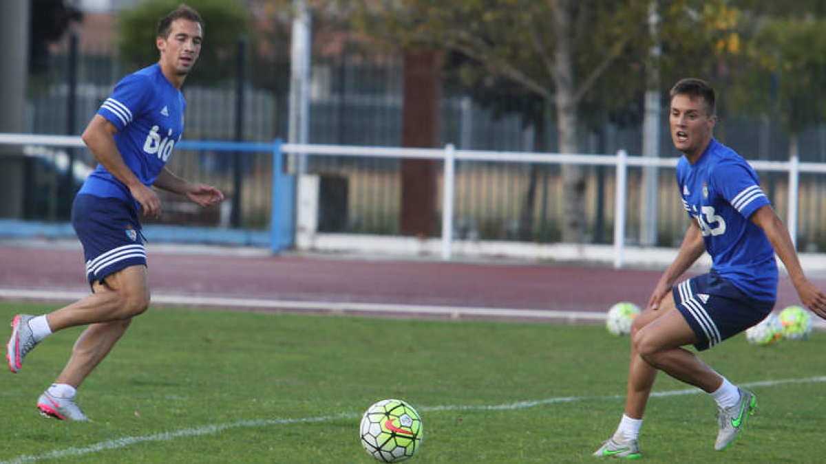 Adán, a la derecha, se quedó fuera de la convocatoria por decisión del club.