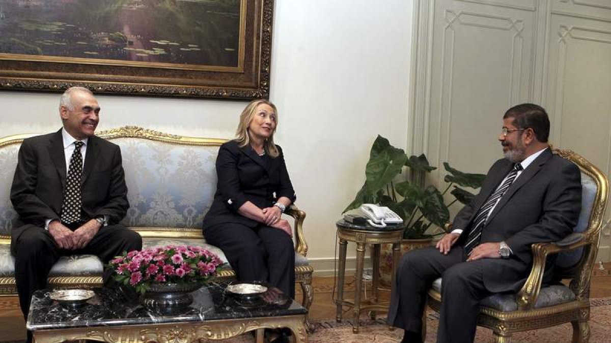 Mohamed Mursi conversa con Hillary Clinton y el ministro egipcio de Exteriores Kamel Amr.