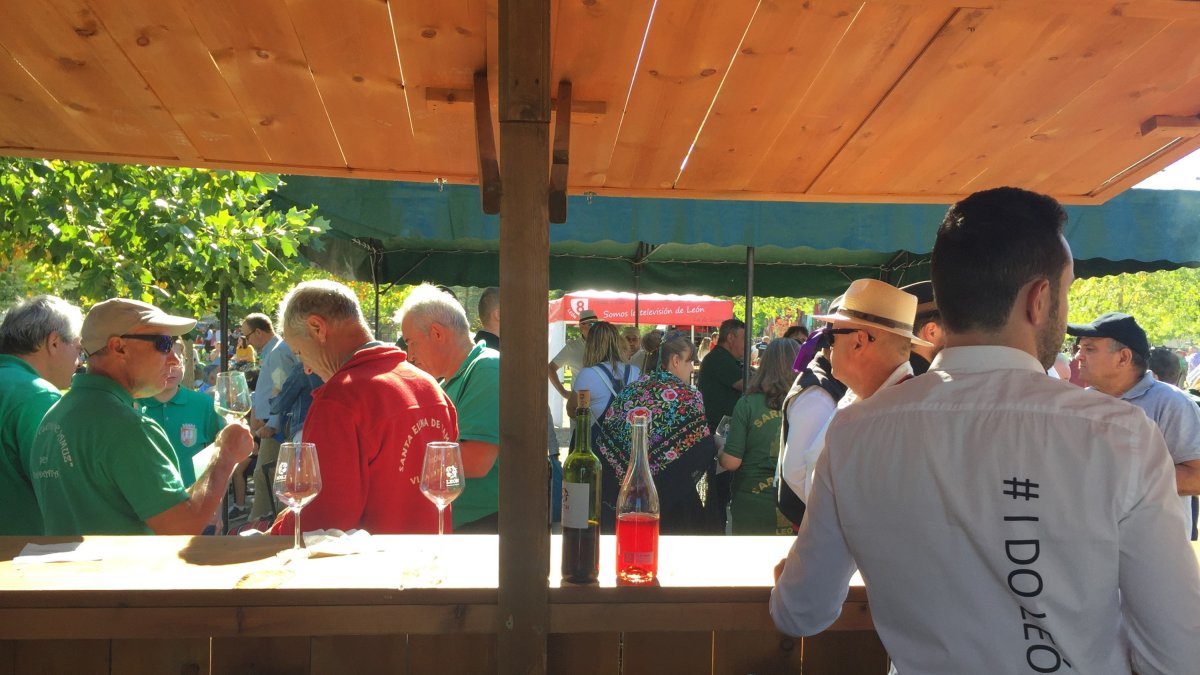 Imagen de una feria con vinos de la DO León. DL