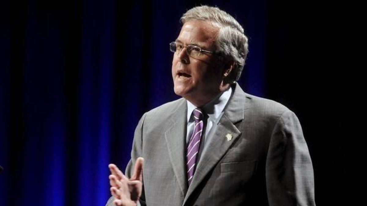 Jeb Bush se dirige a la comunidad latina en un evento en Florida, el 2012.