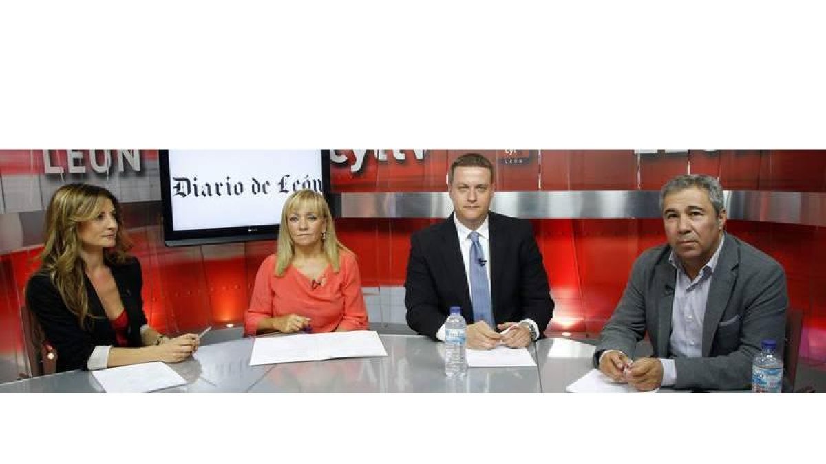 Marisa Vázquez, Isabel Carrasco, Germán Gavela y Joaquín S. Torné, en la tertulia de ayer.