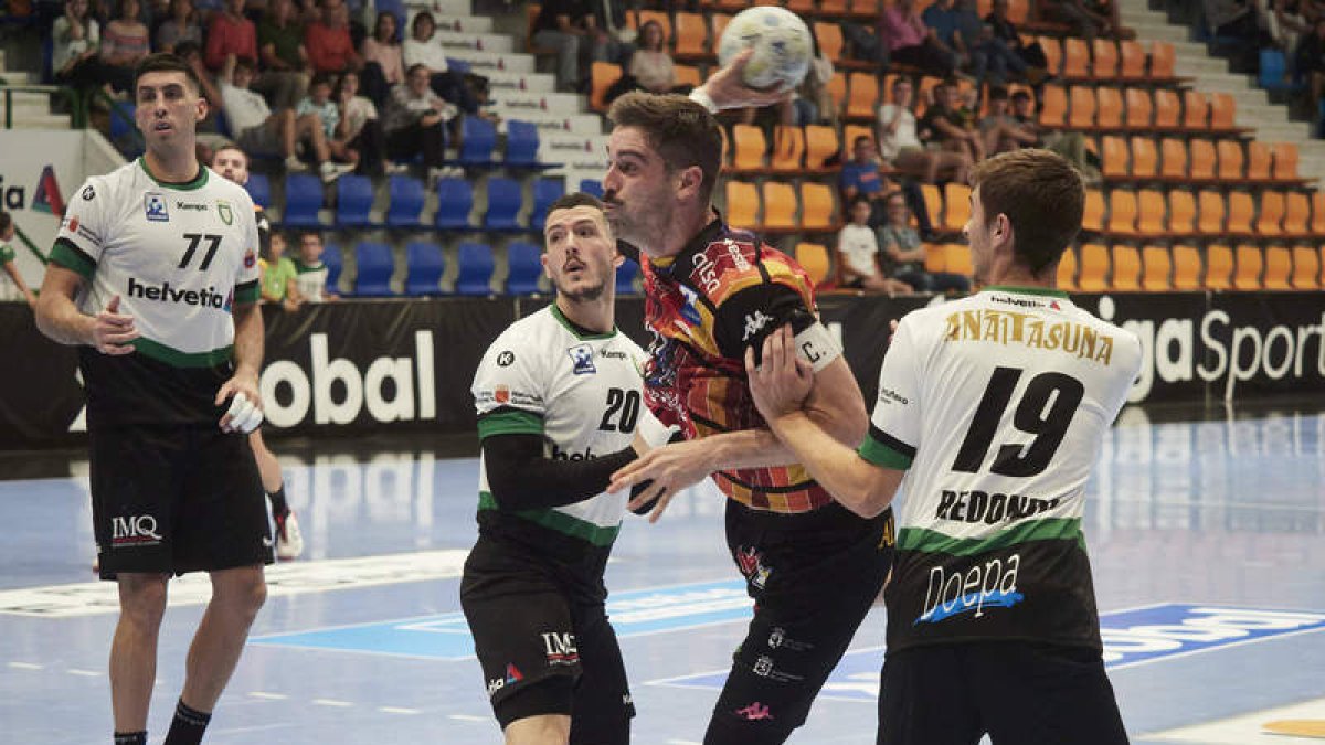 El Abanca Ademar quiere sumar hoy su segundo triunfo a domicilio en Santander tras su derrota en la pista de Anaitasuna. LOF