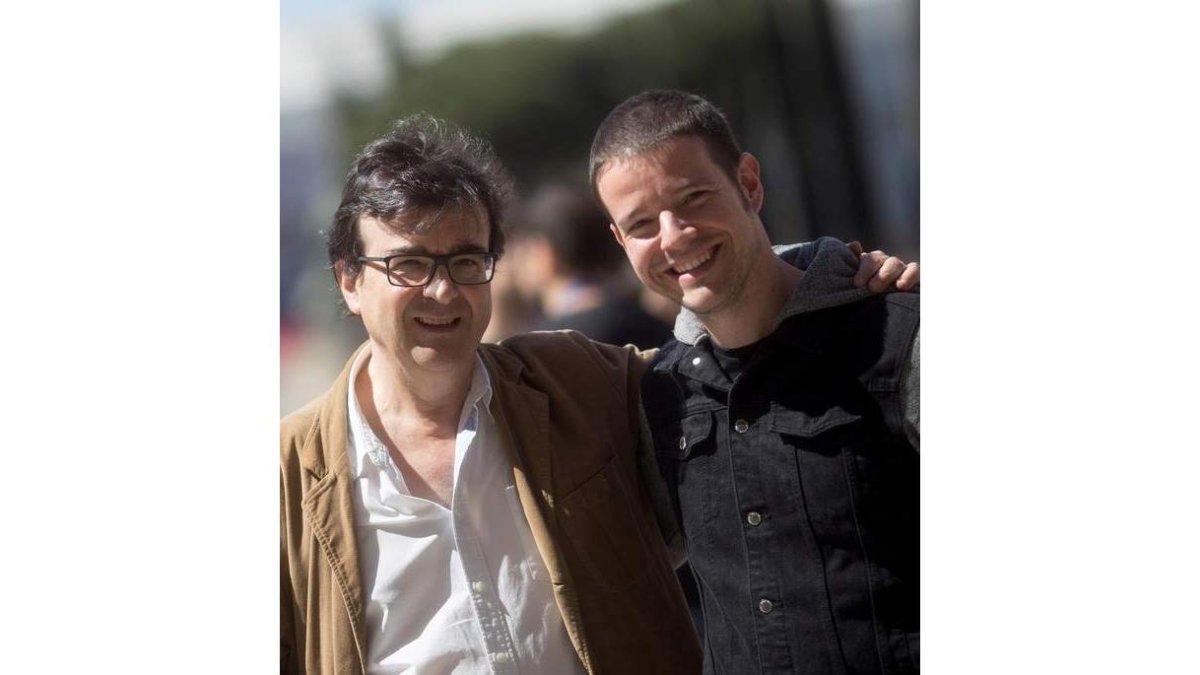 El escritor Javier Cercas y el dibujante José Pablo García posan durante la entrevista