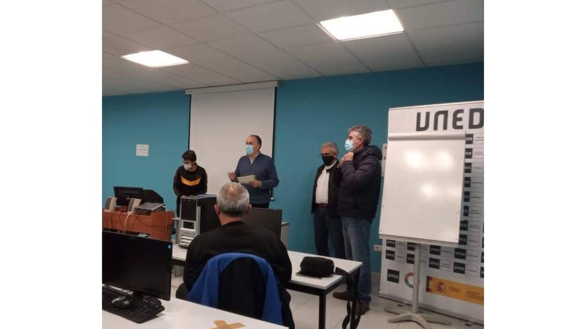 Momento de la clausura en el aula de Vega de Espinareda. DL