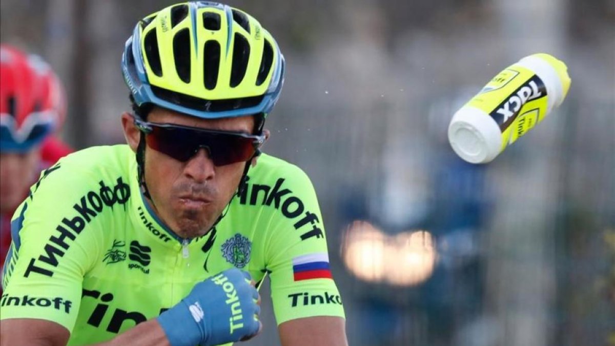 Alberto Contador se desprende de un botellín, durante la París-Niza.
