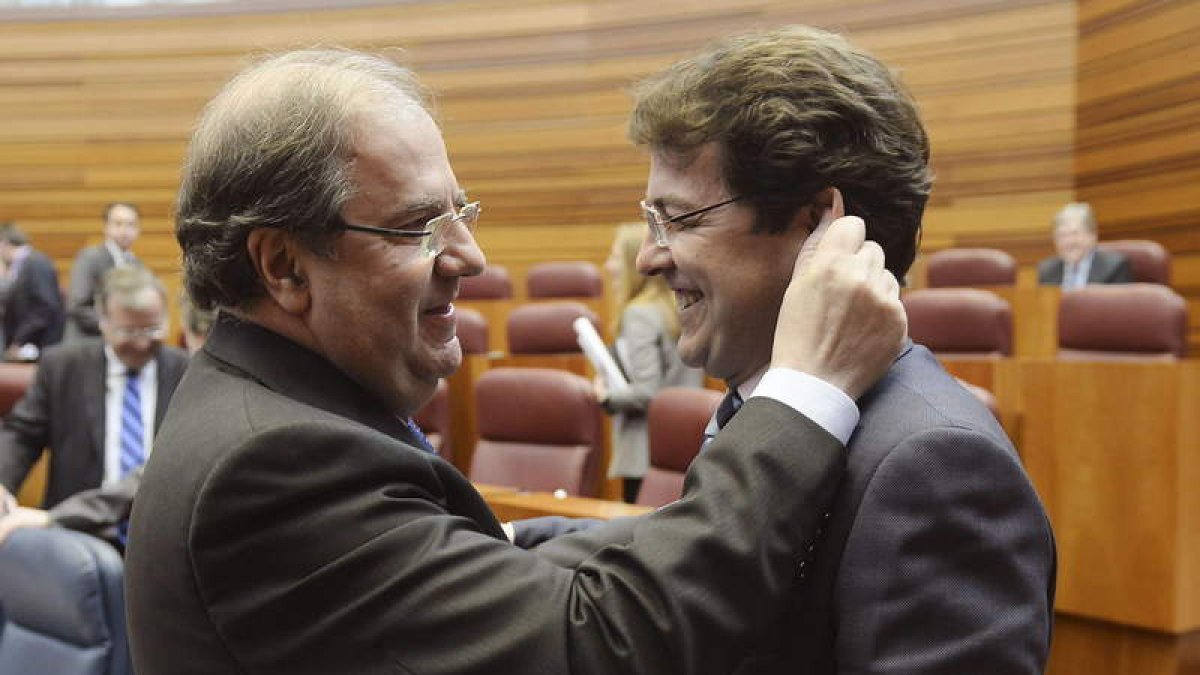 El presidente de la Junta, ayer, felicitando por su cumpleaños a Alfonso Fernández Mañueco.