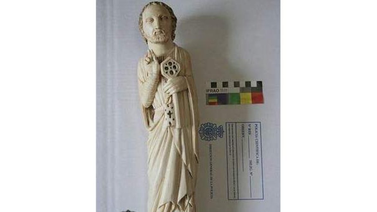 Una virgen románica y un cristo de marfil son dos de las piezas incautadas por la Policía Nacional.