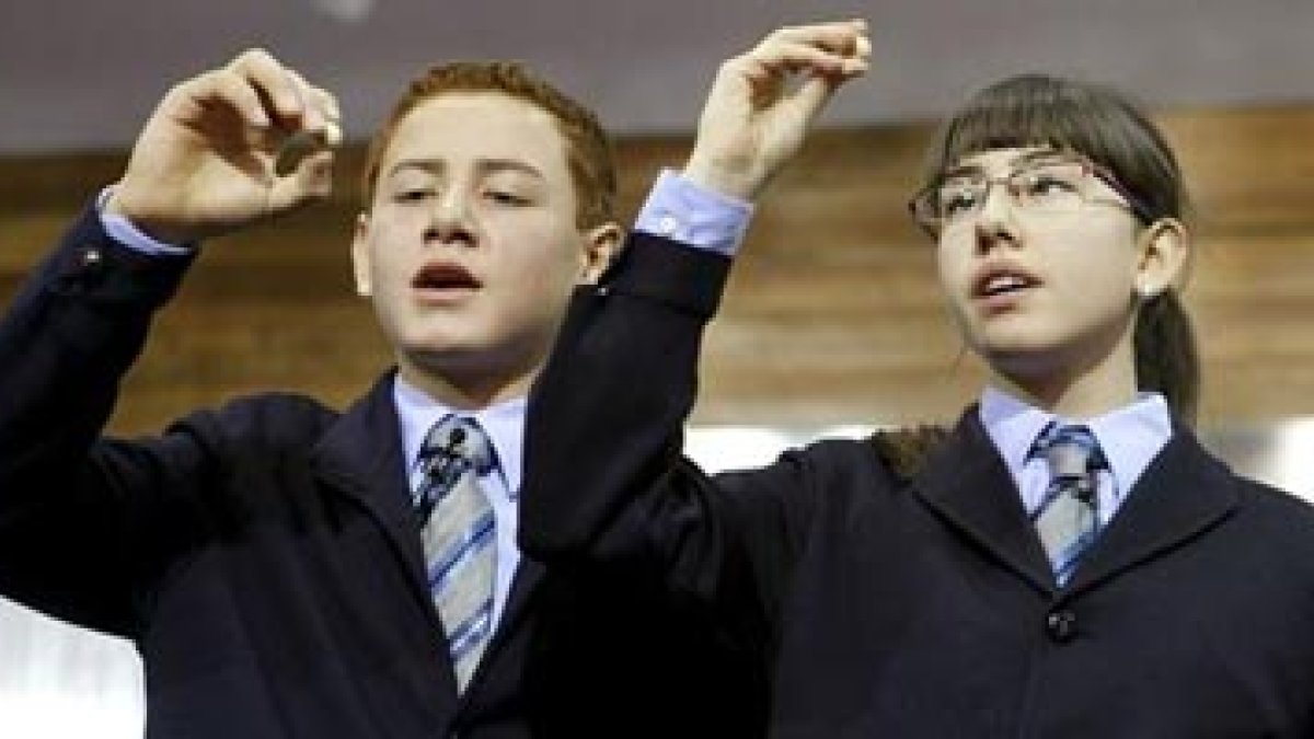 Los niños del colegio de San Ildefonso María Díaz Osorio y Bryan Lafebre.