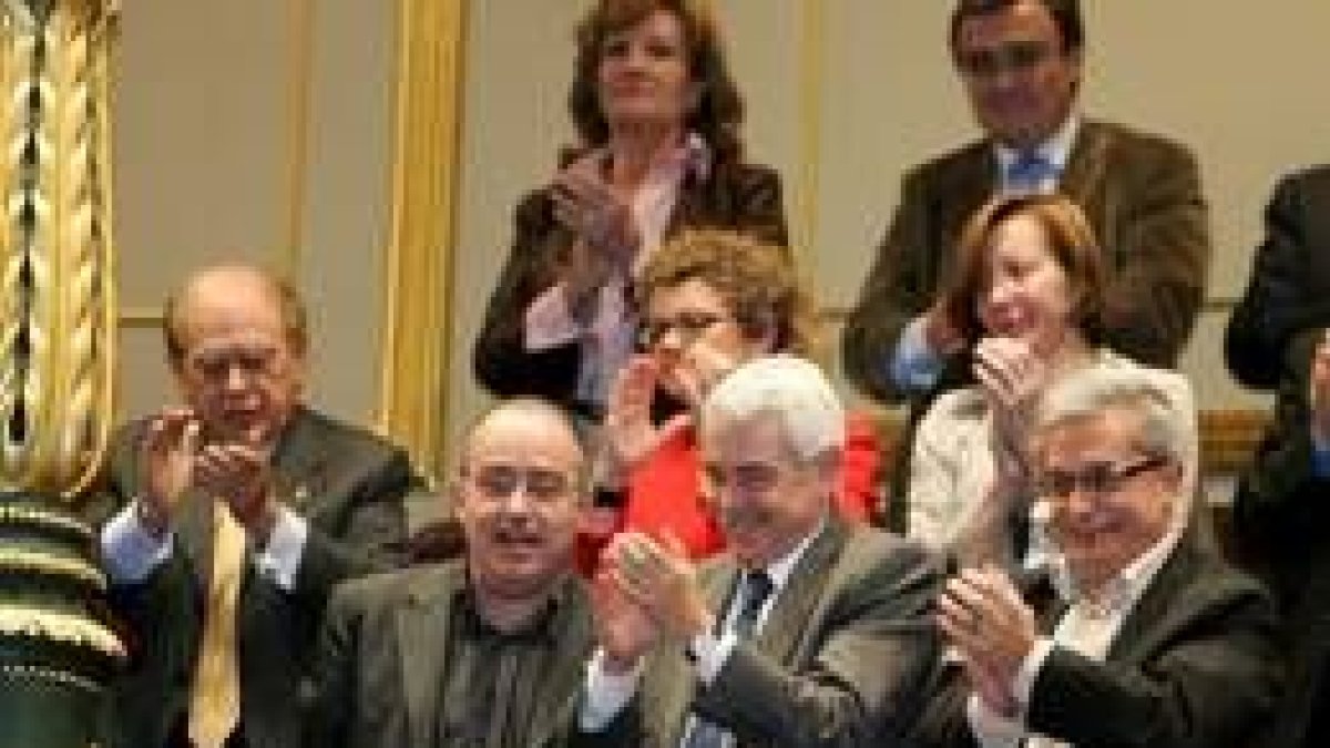 Los miembros del Gobierno catalán, con Maragall a la cabeza, aplauden tras la votación